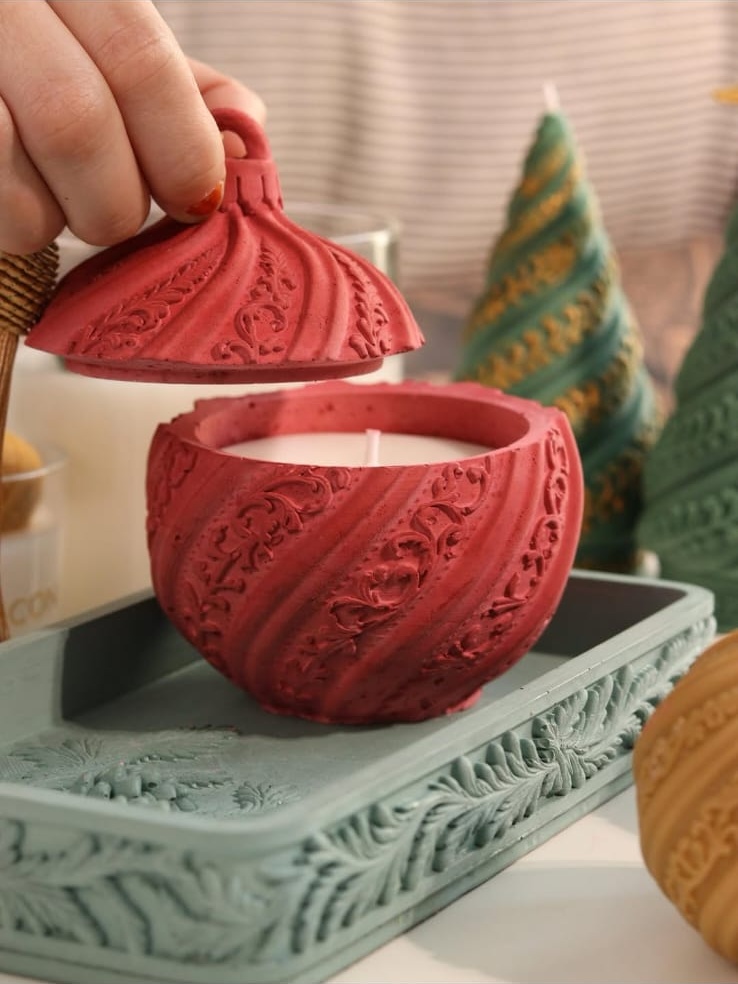 Bola porta-velas vermelha com relevos natalinos, tampa decorada e vela em cera vegetal